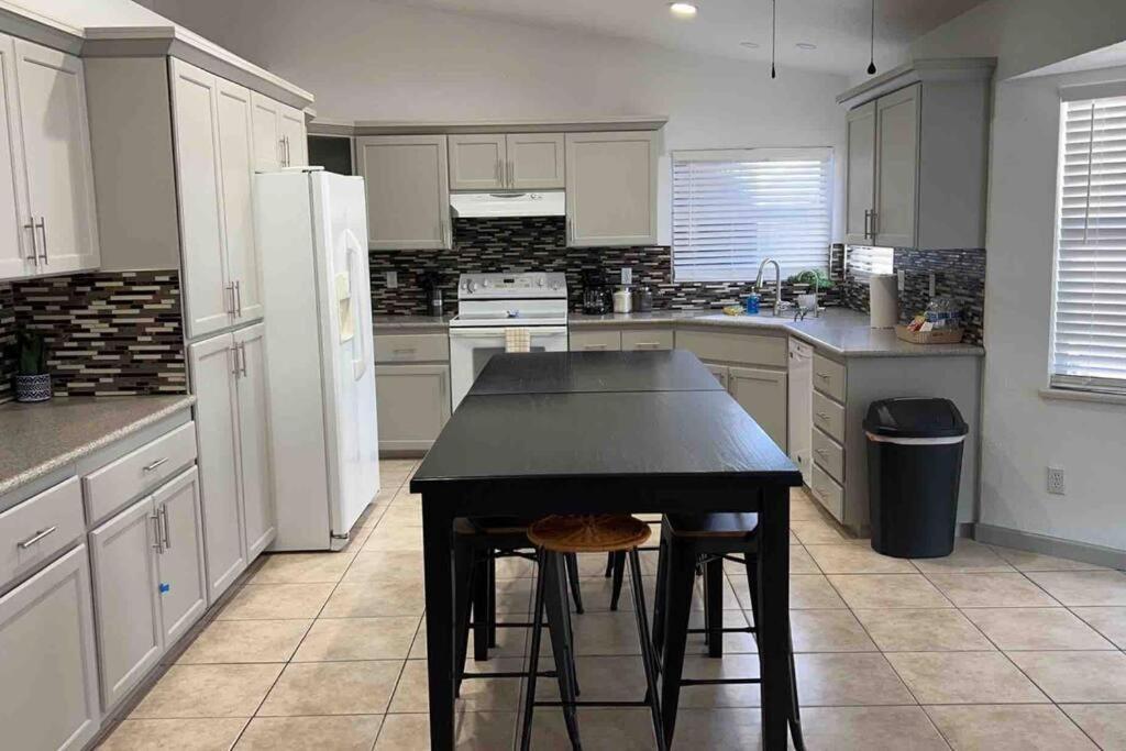 Spacious Getaway! Pool, Spa, Sleeps 9 Lake Havasu City Kültér fotó
